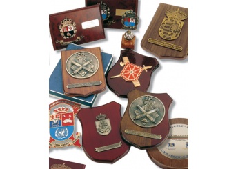 Metopas de madeira, metal e chapa fina